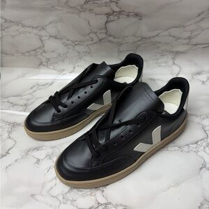 Men’s Veja V-12 Leather XD0203638B EU Size 42